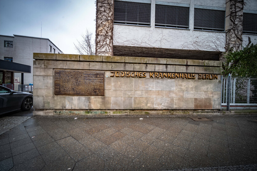 Eingangsbereich mit Namen auf einer Mauer "Jüdisches Krankenhaus Berlin"
