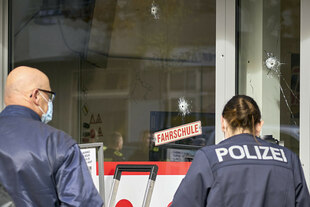 Kriminaltechniker der Polizei sichern Spuren vor einer Fahrschule in der Scharnweberstraße in Berlin-Reinickendorf
