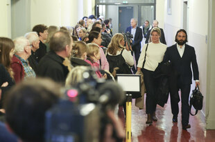 Christina Block, ihr Anwalt Mirko Bott und Gerhard Delling gehen auf einem Gerichtsflur an einer Menschenmenge vorbei