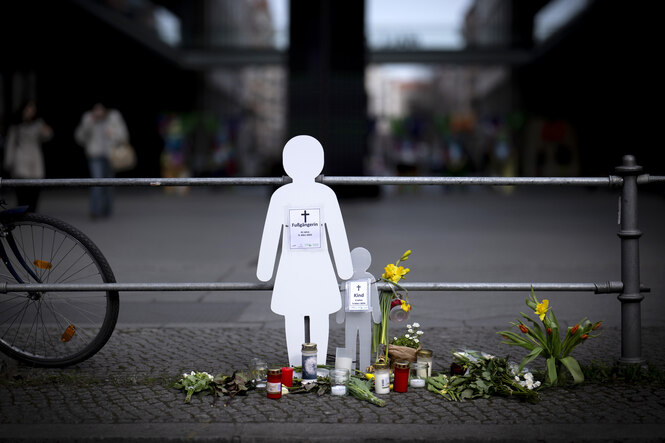 Zwei weiße Silhouetten als Mahnmal