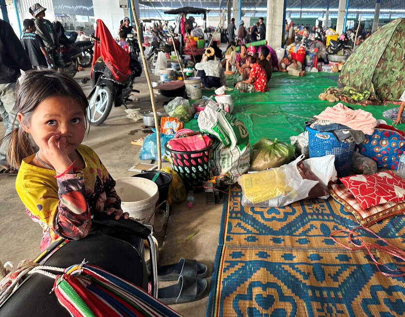 Geflohene Menschen kampieren in einer Halle.