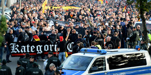 Demonstranten und Polizeifahrzeug