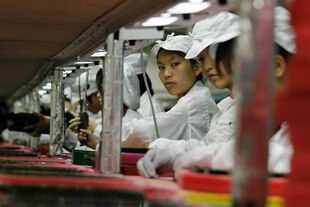 Frauen in weißer Arbeitskleidung in einer chinesischen Fabrik