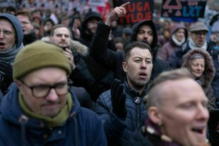 Männer laufen auf einer Demonstration