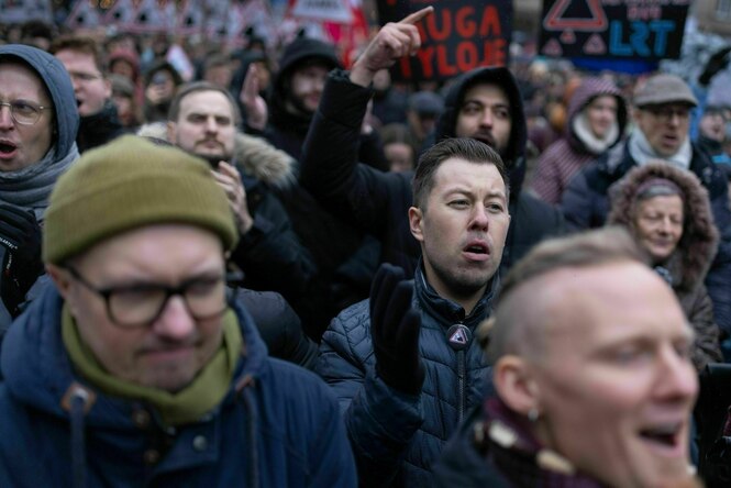 Männer laufen auf einer Demonstration
