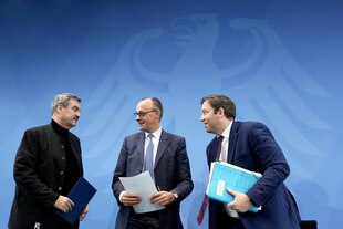 Die Vorsitzenden von CSU, CDU und SPD stehen vor einer blauen Wand mit Bundesadler