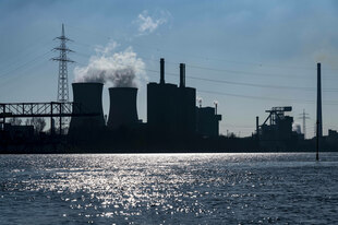 Die Silhouette eines Gaskraftwerks