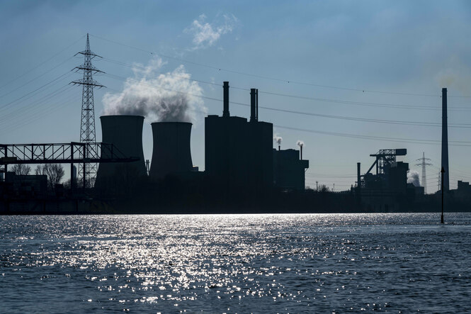 Die Silhouette eines Gaskraftwerks