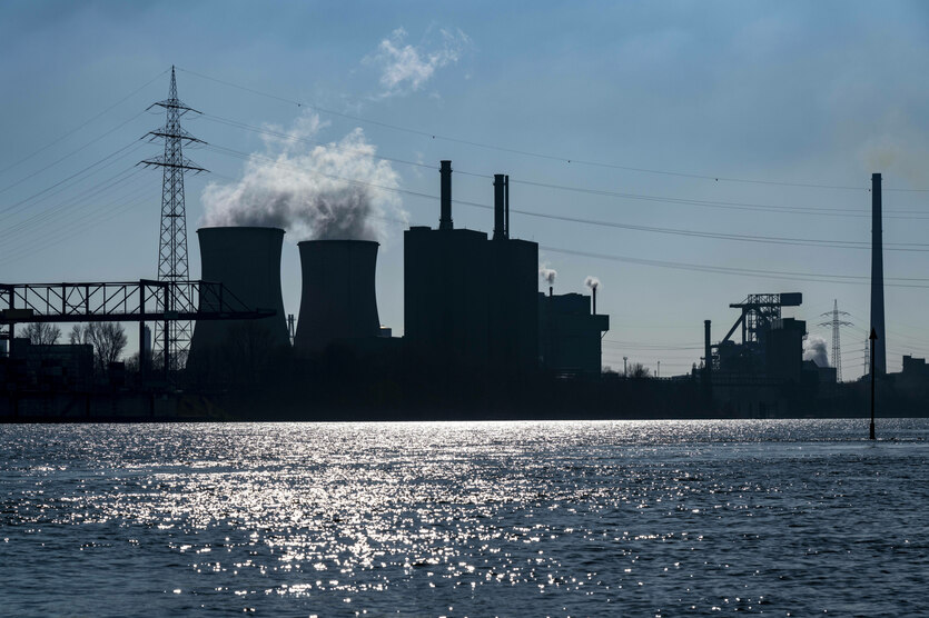 Die Silhouette eines Gaskraftwerks