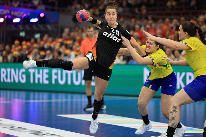 Emily Vogel wirft ein Tor und kann auch von zwei Brasilianerinnen nicht gestoppt werden