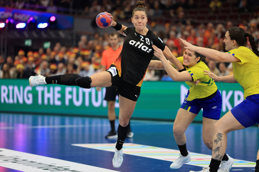 Emily Vogel wirft ein Tor und kann auch von zwei Brasilianerinnen nicht gestoppt werden