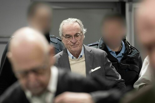 Der Hauptangeklagte Heinrich XIII. Prinz Reuß wird zu Beginn des ProzessesGruppe in den Saal geführt