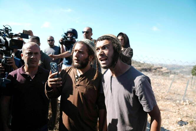 Junge Männer mit Kippa streiten umringt von Kamerateams mit palästinensichen Bauernl die nicht zu sehen sind