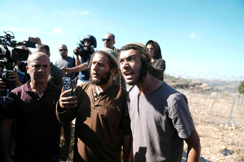 Junge Männer mit Kippa streiten umringt von Kamerateams mit palästinensichen Bauernl die nicht zu sehen sind