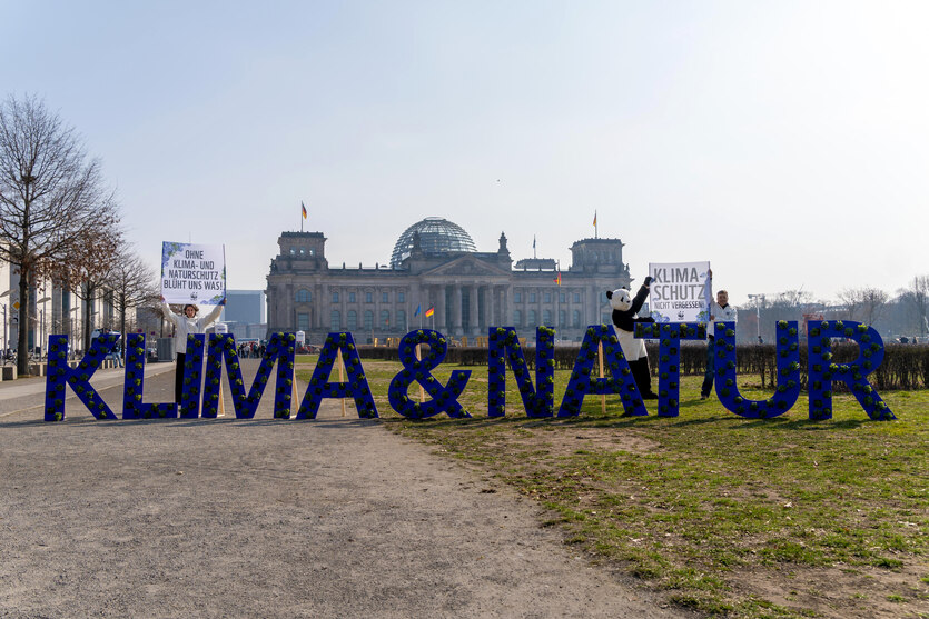 Klima & Natur steht in großen Buchstaben vor dem Reichstagsgebäude