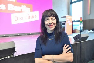 Elif Eralp vor einer Bühne