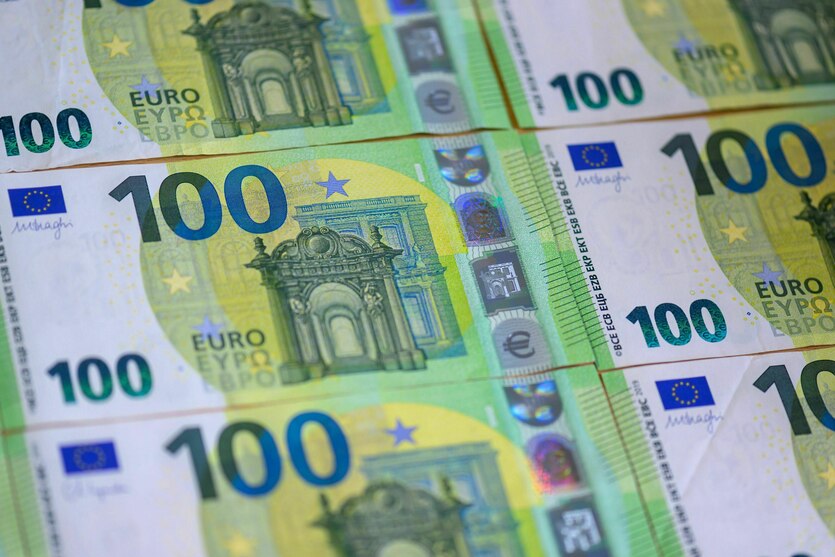 Das Foto zeigt Hunderteuroscheine.