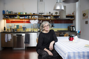 Marion Moutell sitzt in ihrer Küche