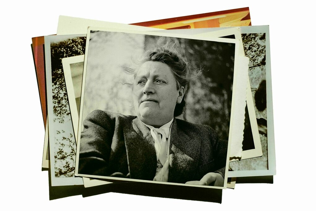 Portait von Elisabeth Selbert, ihr Foto liegt auf einem Fotostapel