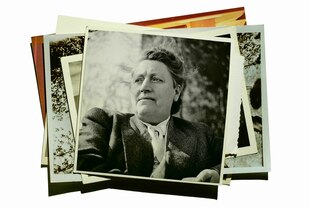 Portait von Elisabeth Selbert, ihr Foto liegt auf einem Fotostapel