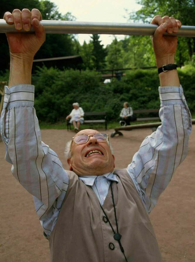 Ein alter Mann versucht einen Klimmzug zu machen