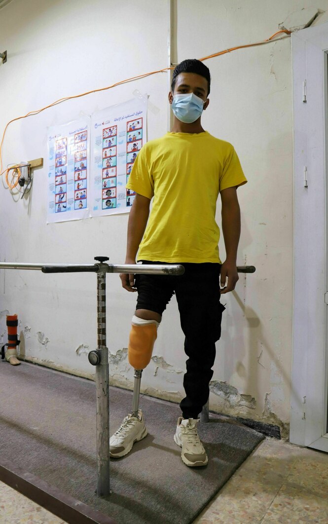 Portrait von Ahmed Haj Khalaf, der ein Bein verloren hat und eine Prothese trägt