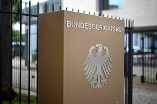 Ein Hinweisschild mit Bundesadler und dem Schriftzug Bundesgerichtshof (BGH)