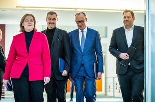 Eine Politikerin und ein Politiker gehen nebeneinander