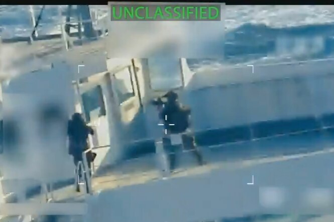 Zum Teil unkenntlich gemachtes Foto aus einem von US-Justizministerin Pam Bondi auf X veröffentlichten Video, dass die Stürmung des Öltankers zeigen soll