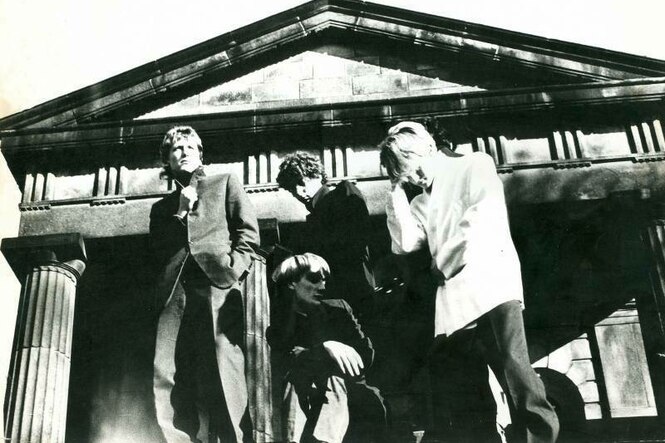 Clock DVA stehen vor einer Kirche in Sheffield