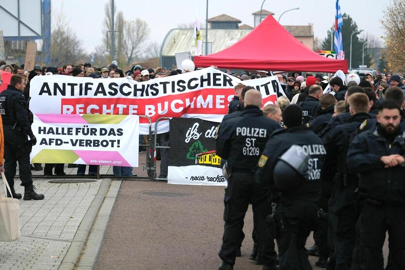 Protest gegen die rechte Buchmesse in Halle mit einem großen Transparent, zu lesen ist "Antifaschistischer" und "Rechte Buchmesse"