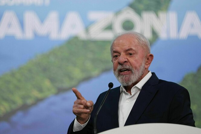 Der brasilianische Präsodent Lula da Silva hebt den Zeigefinger bei einer Rede