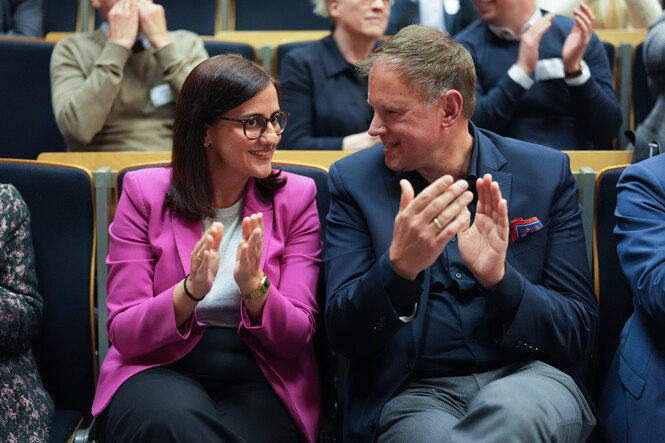 Maryam Blumenthal und Hauke Heekeren lachen einander zu und applaudieren