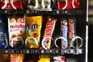 Ein Automat mit Schokoriegeln