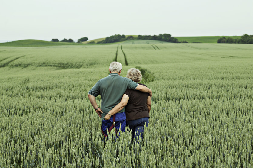 Ein älteres Paar steht auf einem Feld