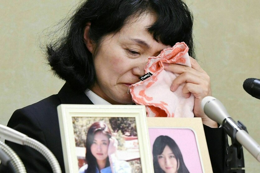 Eine Frau wischt sich mit einem Taschentuch Tränen aus den Augen