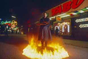 Bild vom Künstler Kain Karawahn, umgeben von Flammen