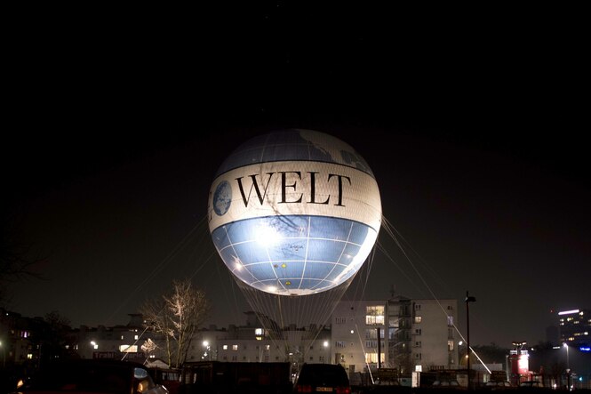 Welt-Ballon im Dunkeln