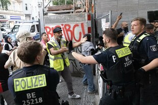Polizisten und pro-palästinensische Demonstranten stehen sich gegenüber