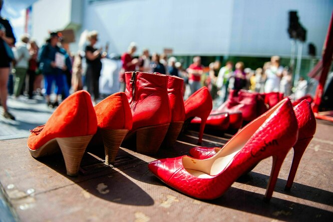 Blick auf das Symbol des Femizids, rote High Heels oder Damenschuhe, während einer Demonstration gegen Femizid