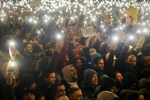 Menschen protestieren und leuchten mit ihren Handys