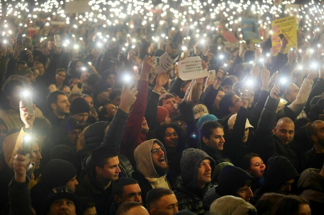 Menschen protestieren und leuchten mit ihren Handys