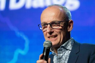 Wolfgang Krach spricht in ein Mikrofon