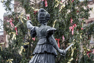 Justitia-Figur von hinten