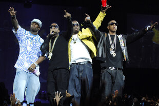 50 Cent, Kanye West, Diddy and Jay-Z performen auf einer Bühne