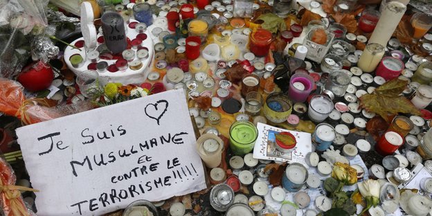 Kerzen und Botschaften zum Gedenken an die Opfer von Paris