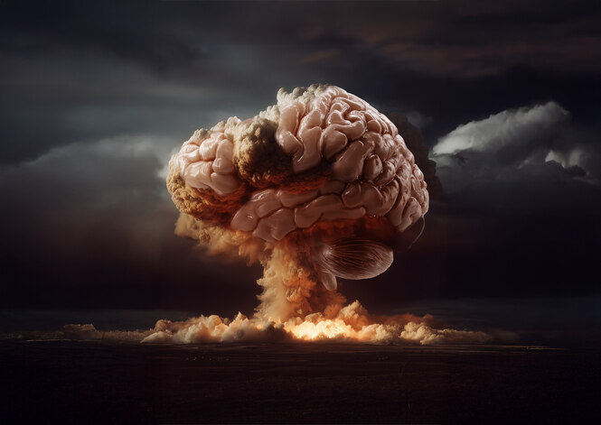 Das Bild zeigt ein explodierendes Gehirn vor dunklen Wolken.