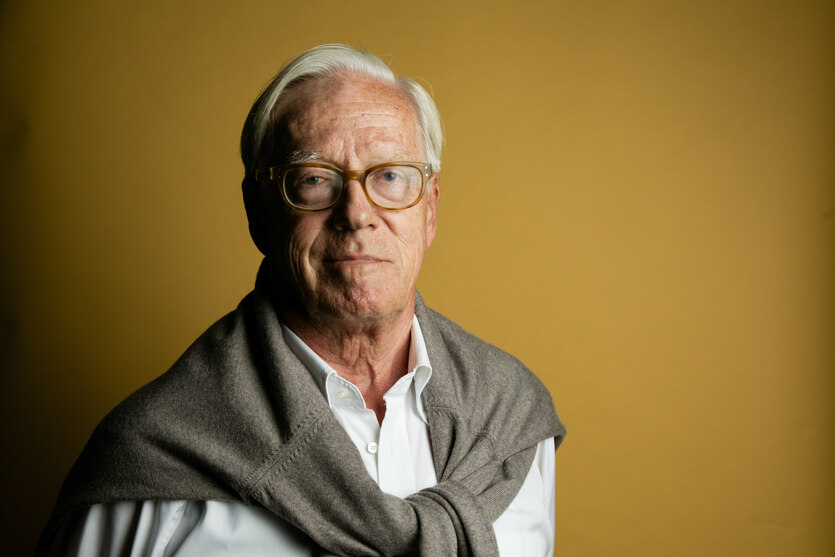 Porträt von Thilo Bode vor gelbem Hintergrund