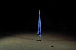 Eine EU-Flagge hängt an einer Stange