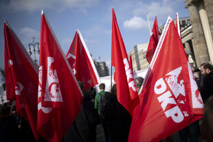 Menschen mit roten Fahnen der DKP